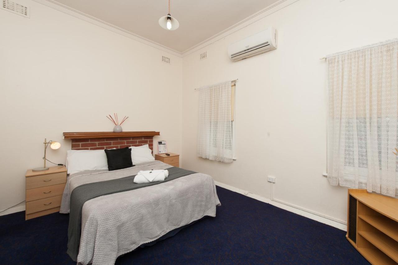 הולברוק Riverina Hotel מראה חיצוני תמונה