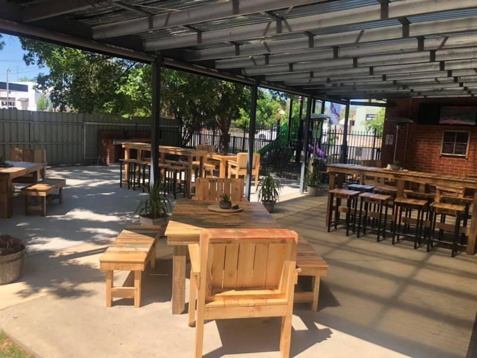 הולברוק Riverina Hotel מראה חיצוני תמונה